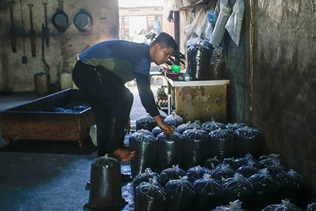 Sejumlah perkerja melakukan proses roasting tradisional Adun Bubuk Kopi Ulee Kareng, di Aceh Besar, Aceh, Sabtu (5/7). [astakom/str-Wahyu Majiah]