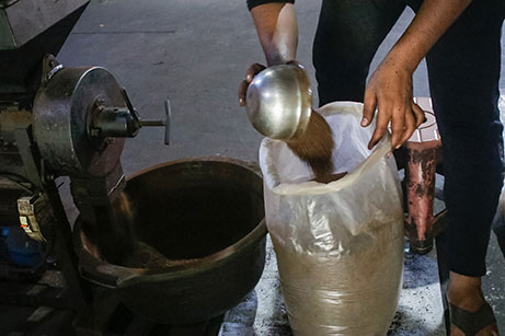 Sejumlah perkerja melakukan proses roasting tradisional Adun Bubuk Kopi Ulee Kareng, di Aceh Besar, Aceh, Sabtu (5/7). [astakom/str-Wahyu Majiah]