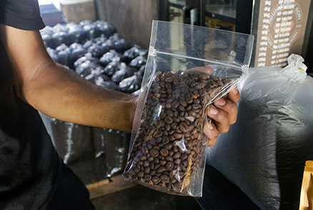 Sejumlah perkerja melakukan proses roasting tradisional Adun Bubuk Kopi Ulee Kareng, di Aceh Besar, Aceh, Sabtu (5/7). [astakom/str-Wahyu Majiah]
