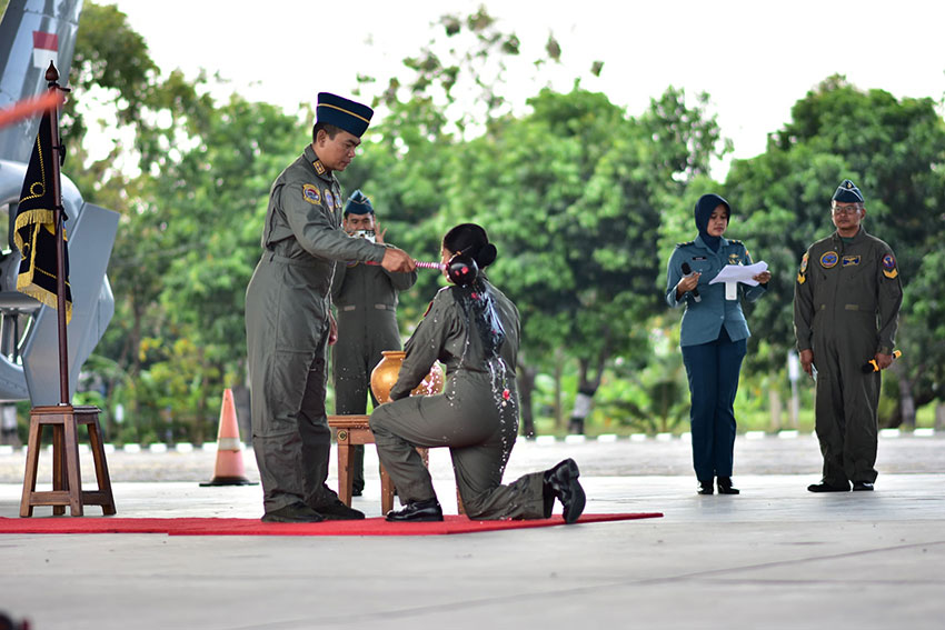 Lettu Laut (P/W) Michelle Anggreani resmi menyandang Kapten Pilot Helikopter AS 565 MBe Panther, dijajaran Wing Udara 2 Puspenerbal, Juanda, Sidoarjo, Jawa Timur, Rabu (30/7). [astakom/Puspenerbal]