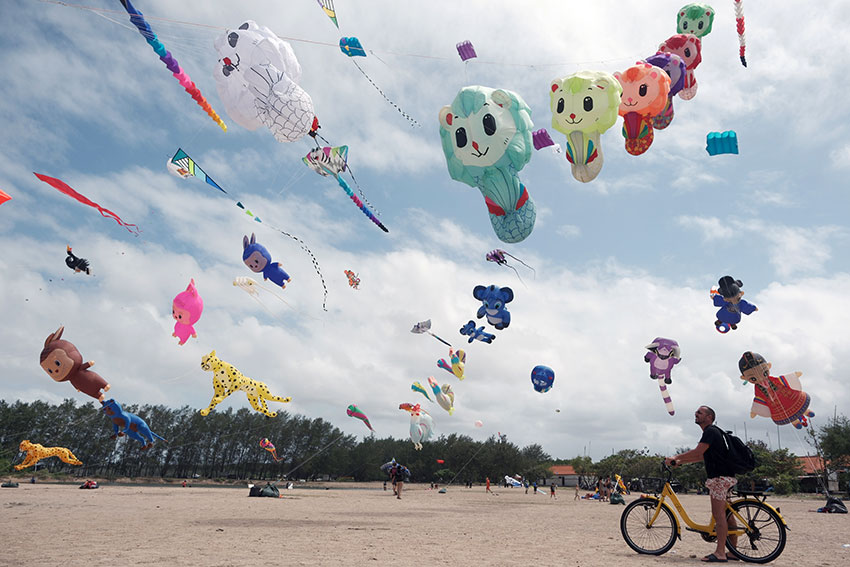 Festival Layangan Internasional, di Pantai Mertasari, Sanur, Denpasar, Bali, Kamis (31/7). [astakom/str-Putu Yuka]