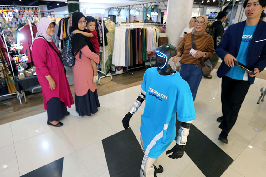 Robot Humanoid dan Robot Dog K-9 saat acara Meet and Greet Robotic di D’Botanica Mall, Bandung, Sabtu (5/7). [astakom/str-Budi Yanto]
