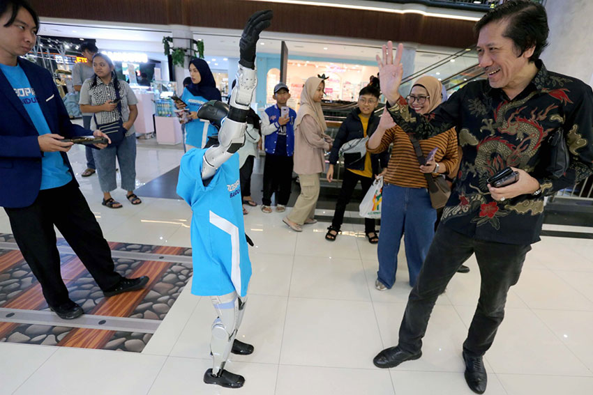 Robot Humanoid dan Robot Dog K-9 saat acara Meet and Greet Robotic di D’Botanica Mall, Bandung, Sabtu (5/7). [astakom/str-Budi Yanto]