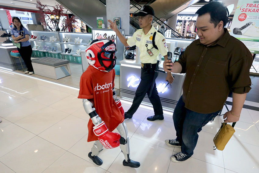 Robot Humanoid dan Robot Dog K-9 saat acara Meet and Greet Robotic di D’Botanica Mall, Bandung, Sabtu (5/7). [astakom/str-Budi Yanto]