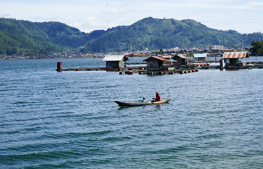 Nelayan Desa Mendale menyusuri Danau Laut Tawar, di Takengon, Aceh Tengah, Minggu (27/7). [astakom/str-Wahyu Majiah]
