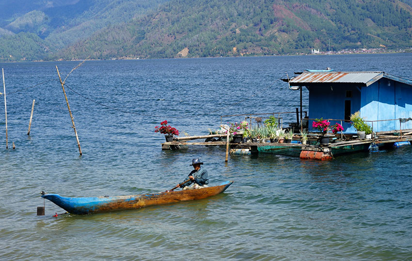 Nelayan Desa Mendale menyusuri Danau Laut Tawar, di Takengon, Aceh Tengah, Minggu (27/7). [astakom/str-Wahyu Majiah]