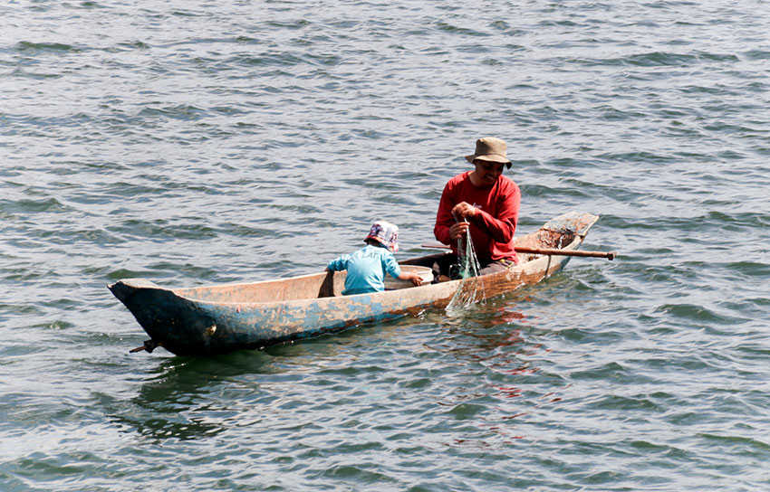 Nelayan Desa Mendale menyusuri Danau Laut Tawar, di Takengon, Aceh Tengah, Minggu (27/7). [astakom/str-Wahyu Majiah]