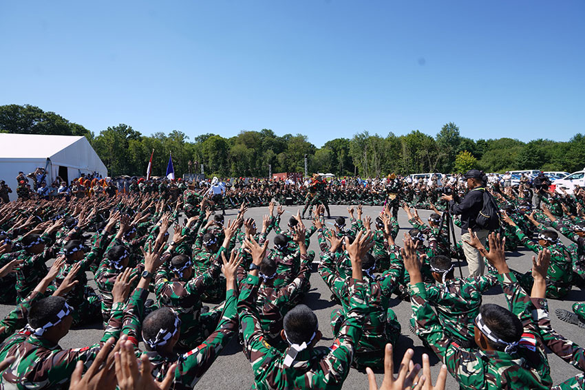 Perayaan ulang tahun ke-58 Wakil Gubernur Militer Paris, Brigadir Jenderal Antoine de Loustal, di Pangkalan Militer Satory, Jumat (11/7). [astakom/Pen TNI]