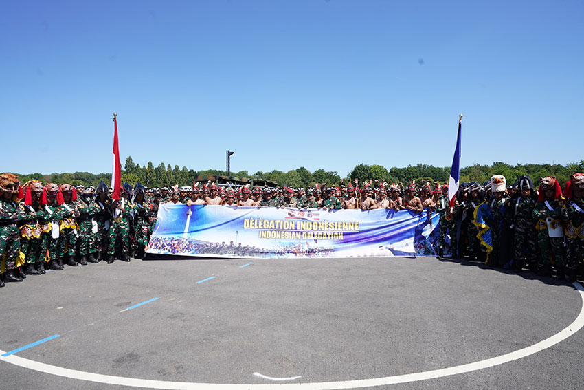 Perayaan ulang tahun ke-58 Wakil Gubernur Militer Paris, Brigadir Jenderal Antoine de Loustal, di Pangkalan Militer Satory, Jumat (11/7). [astakom/Pen TNI]