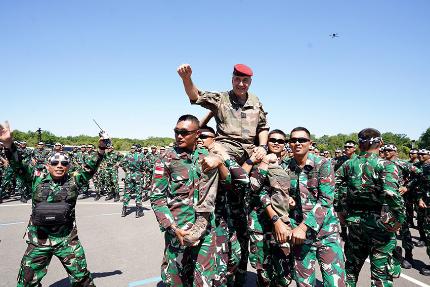 Perayaan ulang tahun ke-58 Wakil Gubernur Militer Paris, Brigadir Jenderal Antoine de Loustal, di Pangkalan Militer Satory, Jumat (11/7). [astakom/Pen TNI]