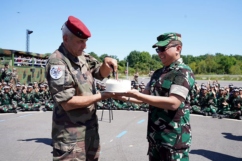 Perayaan ulang tahun ke-58 Wakil Gubernur Militer Paris, Brigadir Jenderal Antoine de Loustal, di Pangkalan Militer Satory, Jumat (11/7). [astakom/Pen TNI]