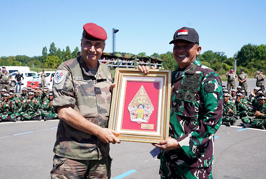 Perayaan ulang tahun ke-58 Wakil Gubernur Militer Paris, Brigadir Jenderal Antoine de Loustal, di Pangkalan Militer Satory, Jumat (11/7). [astakom/Pen TNI]