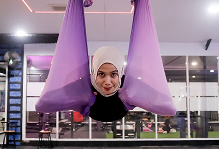 Olahraga Aerial Hammock Yoga, di Banda Aceh, Sabtu (19/7). [astakom/str-Wahyu Majiah]