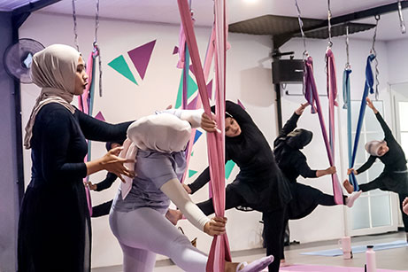 Olahraga Aerial Hammock Yoga, di Banda Aceh, Sabtu (19/7). [astakom/str-Wahyu Majiah]