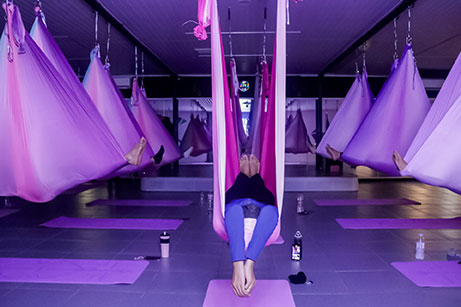 Olahraga Aerial Hammock Yoga, di Banda Aceh, Sabtu (19/7). [astakom/str-Wahyu Majiah]