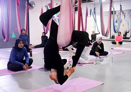 Olahraga Aerial Hammock Yoga, di Banda Aceh, Sabtu (19/7). [astakom/str-Wahyu Majiah]