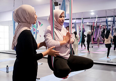 Olahraga Aerial Hammock Yoga, di Banda Aceh, Sabtu (19/7). [astakom/str-Wahyu Majiah]