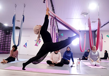 Olahraga Aerial Hammock Yoga, di Banda Aceh, Sabtu (19/7). [astakom/str-Wahyu Majiah]