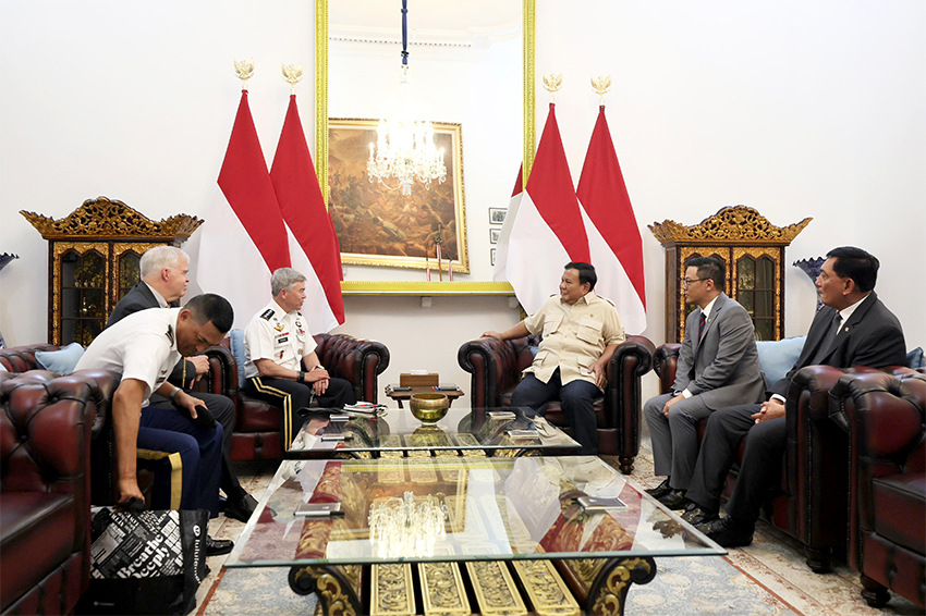 Prabowo menerima kunjungan Jenderal Bryan P. Fenton, di Istana Merdeka, Jakarta, Selasa (4/8).[astakom/Tim Media Presiden]