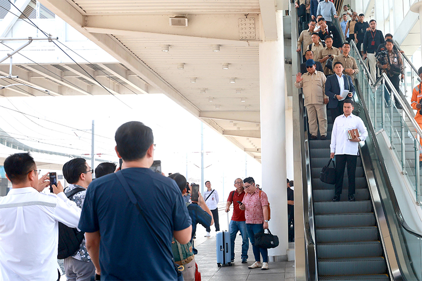 Presiden Prabowo naik Whoosh kembali ke Jakarta, dari Stasiun Padalarang, Jawa Barat, Kamis (7/8). [Tim Media Presiden]