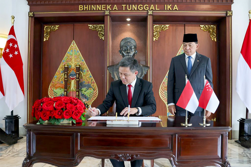 Menhan Sjafrie Sjamsoeddin menerima kunjungan Menhan Singapura H.E. Mr. Chan Chun Sing, di Jakarta, Selasa (5/8).[astakom/Kemhan]