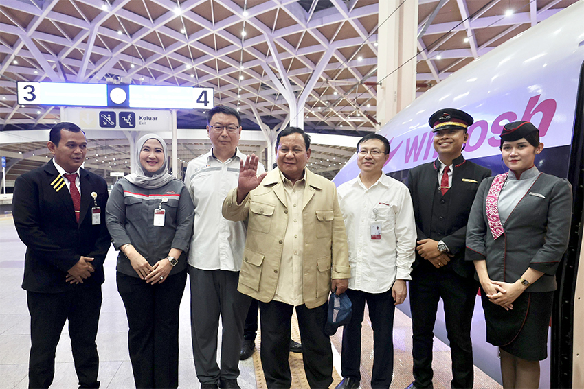 Presiden Prabowo naik Whoosh menuju Bandung, dari Stasiun Halim, Jakarta Timur, Rabu (6/8).[Tim Media Presiden]