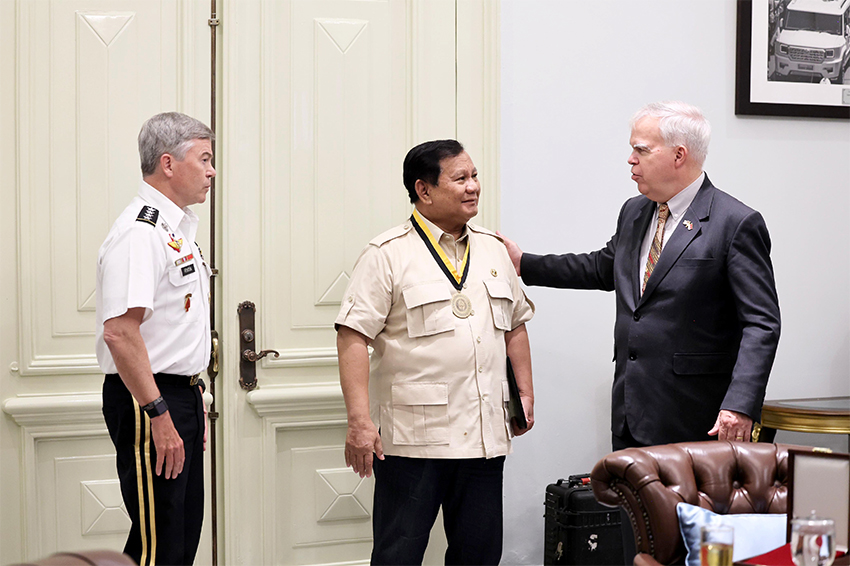 Prabowo menerima kunjungan Jenderal Bryan P. Fenton, di Istana Merdeka, Jakarta, Selasa (4/8).[astakom/Tim Media Presiden]