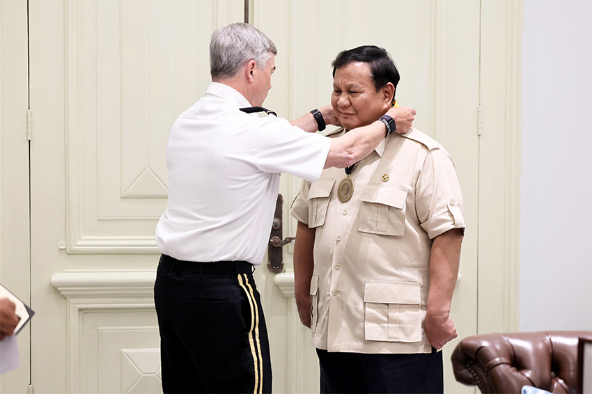 Prabowo menerima kunjungan Jenderal Bryan P. Fenton, di Istana Merdeka, Jakarta, Selasa (4/8).[astakom/Tim Media Presiden]