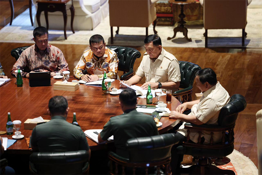 Presiden Prabowo mengadakan rapat, di Hambalang, Bogor, Jawa Barat, Jumat (1/8). [Tim Media Presiden]