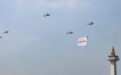 17 Penerjun TNI AD Lompat dari CN295 Hiasi Langit Perayaan HUT RI ke-80