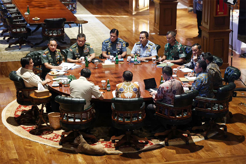 Presiden Prabowo mengadakan rapat, di Hambalang, Bogor, Jawa Barat, Jumat (1/8). [Tim Media Presiden]
