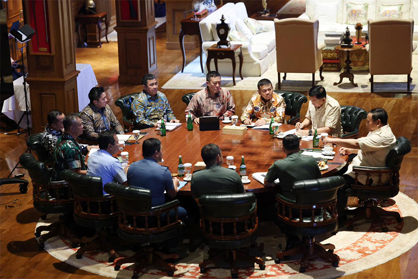 Presiden Prabowo mengadakan rapat, di Hambalang, Bogor, Jawa Barat, Jumat (1/8). [Tim Media Presiden]