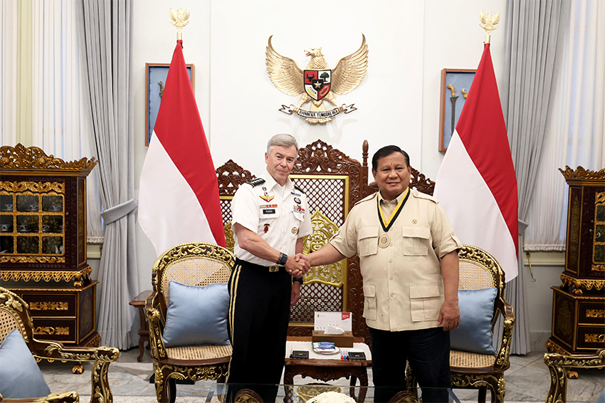 Prabowo menerima kunjungan Jenderal Bryan P. Fenton, di Istana Merdeka, Jakarta, Selasa (4/8).[astakom/Tim Media Presiden]