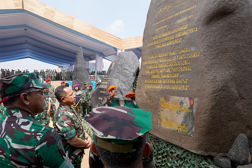 Panglima TNI Jendral Agus Subiyanto meninjau gladi upacara, di Pusdiklatpassus Kopassus, Batujajar, Bandung, Jawa Barat, Selasa (5/8).[astakom/Puspen TNI]