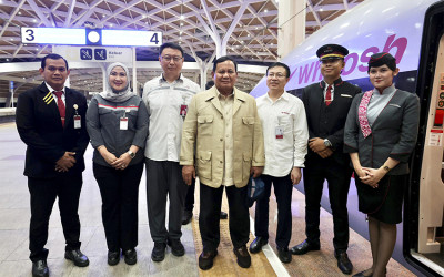Bersama Rakyat di Jalur Cepat: Prabowo Naik Whoosh Menuju Bandung