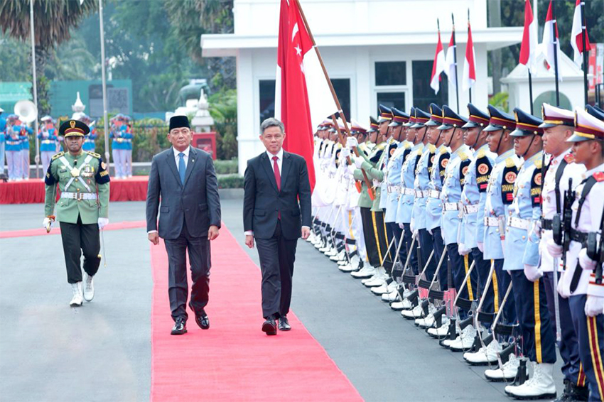 Menhan Sjafrie Sjamsoeddin menerima kunjungan Menhan Singapura H.E. Mr. Chan Chun Sing, di Jakarta, Selasa (5/8).[astakom/Kemhan]