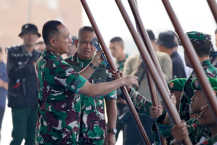 Panglima TNI Jendral Agus Subiyanto meninjau gladi upacara, di Pusdiklatpassus Kopassus, Batujajar, Bandung, Jawa Barat, Selasa (5/8).[astakom/Puspen TNI]