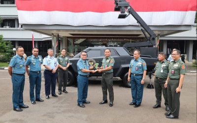 Kadislitbangal Hadiri Penyerahan Radar Coastal Surveillance untuk TNI AL