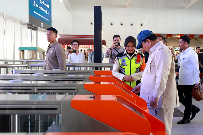 Presiden Prabowo naik Whoosh kembali ke Jakarta, dari Stasiun Padalarang, Jawa Barat, Kamis (7/8). [Tim Media Presiden]