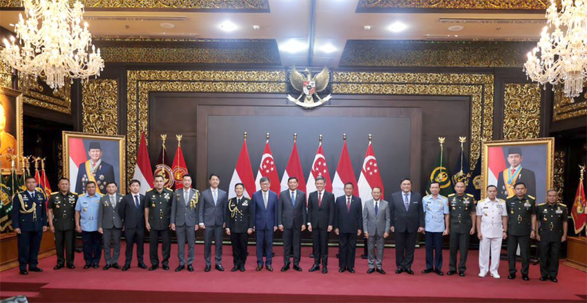 Menhan Sjafrie Sjamsoeddin menerima kunjungan Menhan Singapura H.E. Mr. Chan Chun Sing, di Jakarta, Selasa (5/8).[astakom/Kemhan]