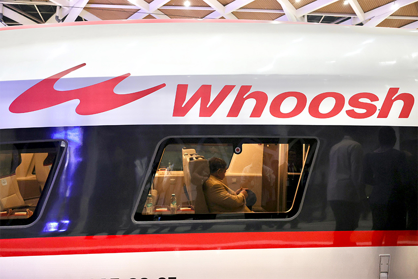 Presiden Prabowo naik Whoosh menuju Bandung, dari Stasiun Halim, Jakarta Timur, Rabu (6/8).[Tim Media Presiden/ astakom.com]