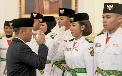 Mensesneg Kukuhkan Paskibraka 2025 di Istana Negara