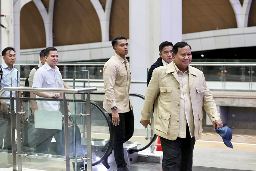 Presiden Prabowo Subianto naik Kereta Cepat Whoosh di Stasiun Halim Perdanakusuma, Jakarta Timur, Rabu (6/8).[Tim Media Presiden]