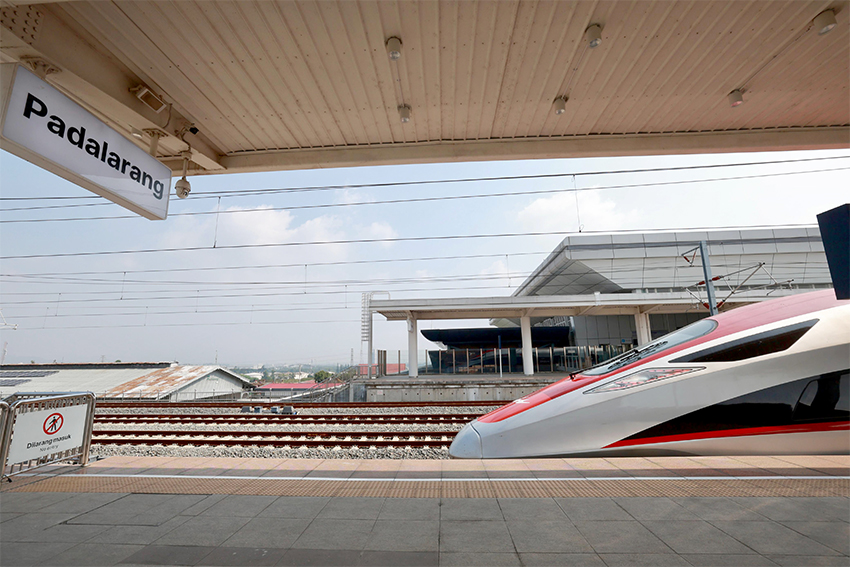 Presiden Prabowo naik Whoosh kembali ke Jakarta, dari Stasiun Padalarang, Jawa Barat, Kamis (7/8). [Tim Media Presiden]