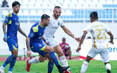 Arema FC Rebut Puncak Klasemen Usai Tundukkan Bhayangkara FC 2-1