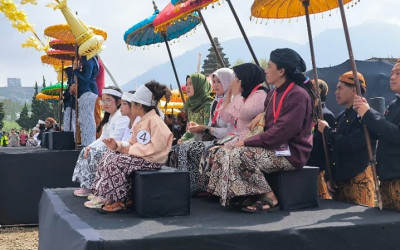 AHY Penuhi Permintaan Anak Gimbal di Dieng Culture Festival 2025