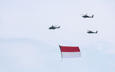 Helikopter TNI, Polri, dan Basarnas Kibarkan Merah Putih Raksasa di Langit Jakarta