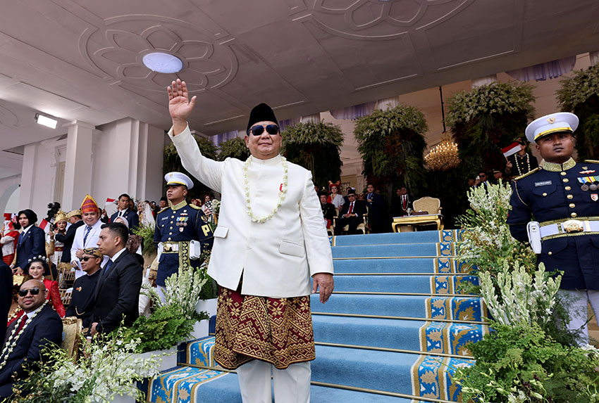 Presiden Prabowo mengenakan beskap putih gading dan songkok hitam pada Upacara peringatan HUT ke-80 RI di Istana Merdeka, Jakarta, Minggu (17/8). [Sumber: Tim Media Presiden]