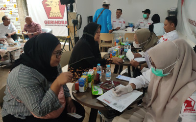 Layanan Kemanusiaan DPP Partai Gerindra Doakan Prabowo Bareng Warga di Acara Pengobatan Gratis