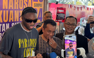 Tiba di Pekanbaru: Momen Langka Melly Mike Dipakaikan Tanjak Oleh Kadispar Riau